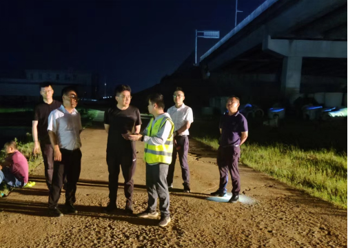 抗洪抢险报导-迎“汛”而上，，，，，奔赴前线 -320.png